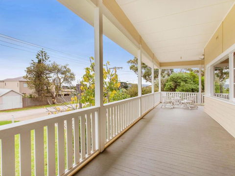 BEACHSIDE GETAWAY DROMANA - Maitland Accommodation 5