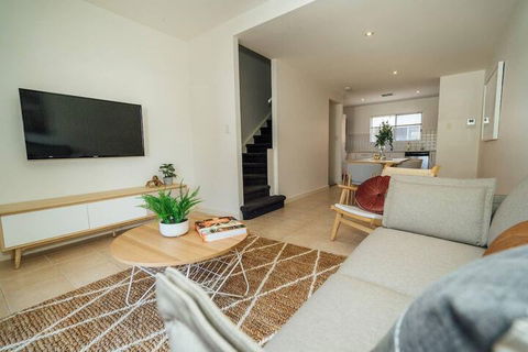 Nirvana On Gray Netflix WiFi Nespresso & More - Maitland Accommodation 3