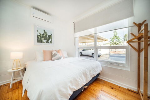 Urban Beach Shack Metres From The Beach & Cafes - Maitland Accommodation 6