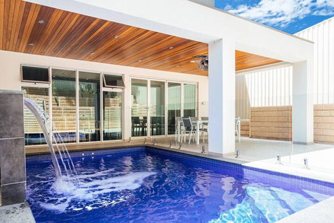 The Grand Oasis Pool Wifi Mins From Beach - Maitland Accommodation 3