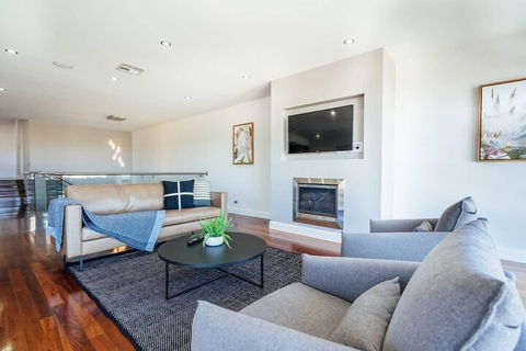 The Grand Oasis Pool Wifi Mins From Beach - Maitland Accommodation 5