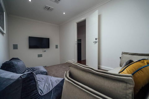 The Grand Oasis Pool Wifi Mins From Beach - Maitland Accommodation 7