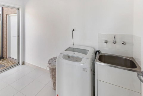 Captains Hideaway Jetty Berth & Pet Friendly - Maitland Accommodation 5