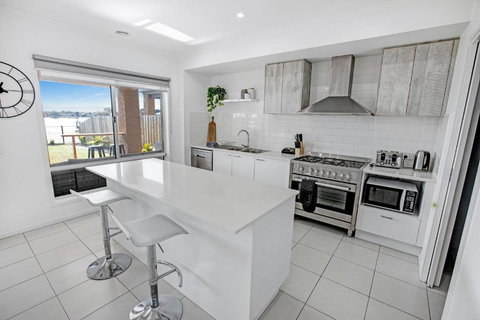 Captains Hideaway Jetty Berth & Pet Friendly - Maitland Accommodation 4