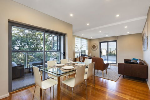 2 Bdrm North Sydney With Harbour Views - Maitland Accommodation 7
