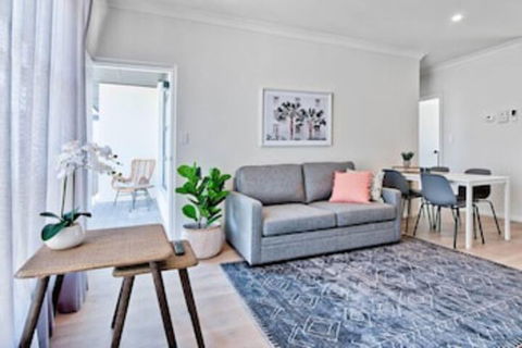 2 Bedroom Apt With Balcony & Air Con In Plympton - Maitland Accommodation 0