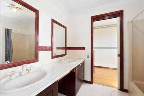 GUMS & ROSES Family Home In The Heart Of Town. - Maitland Accommodation 3