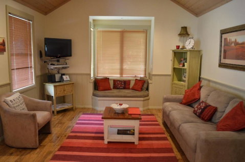 Autumn Affair Cottage 5 - Maitland Accommodation 6