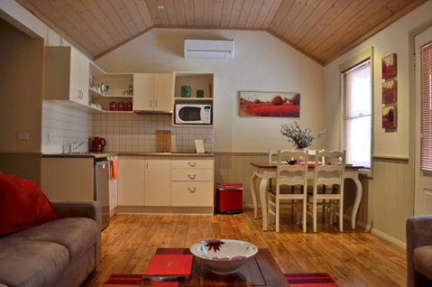 Autumn Affair Cottage 5 - Maitland Accommodation 2