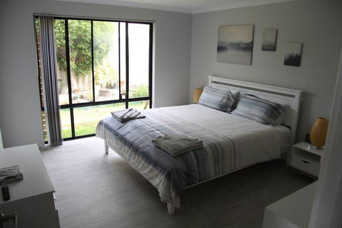 Warnbro Beach Family Accommodation - Maitland Accommodation 2