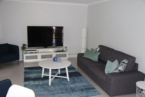 Warnbro Beach Family Accommodation - Maitland Accommodation 6