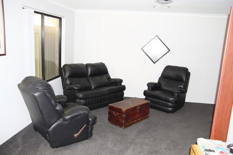 Warnbro Beach Family Accommodation - Maitland Accommodation 5
