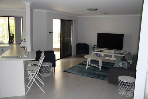 Warnbro Beach Family Accommodation - Maitland Accommodation 1