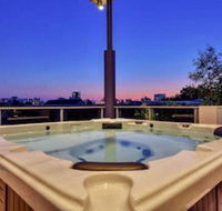 Darwin City Lights Jacuzzi - Maitland Accommodation