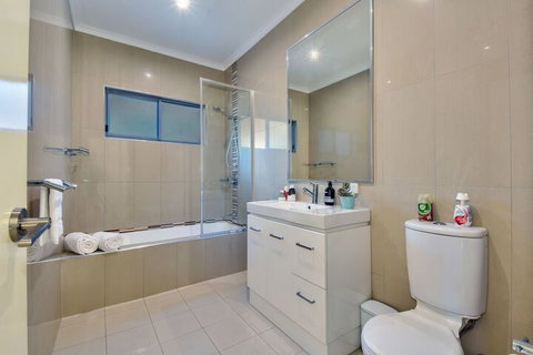 Darwin City Lights Jacuzzi - Maitland Accommodation 4