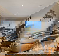 Resort Style Home near Airport  CBD - Maitland Accommodation