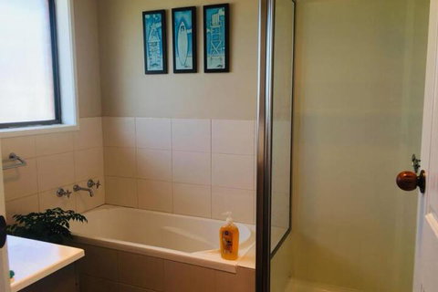 QUEEN BEDROOM FRIENDLY HOME PORTLAND - Maitland Accommodation 3