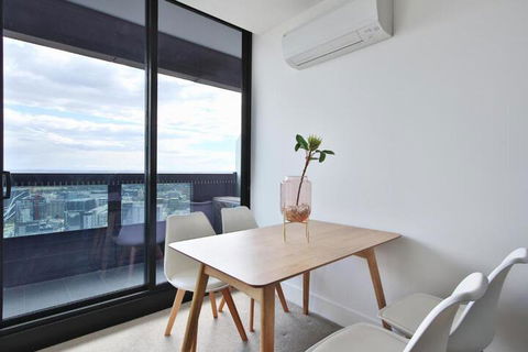 Luxurious & Chic 2BR Apartment In Melbourne CBD - Maitland Accommodation 6