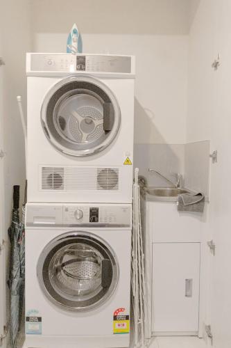Luxurious Apartment At St. Kilda Free Parking Netflix Wine WiFi Spotify - Maitland Accommodation 1