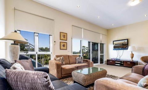 COASTAL SOUL VILLA At BROADBEACH - Maitland Accommodation 5