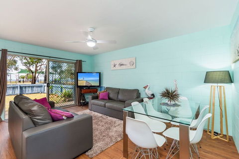 Charm & Comfort In This Ground Floor Unit With Water Views! Welsby Pde Bongaree - Maitland Accommodation 4
