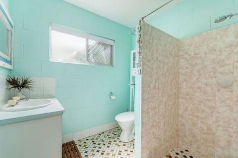 Charm & Comfort In This Ground Floor Unit With Water Views! Welsby Pde Bongaree - Maitland Accommodation 5