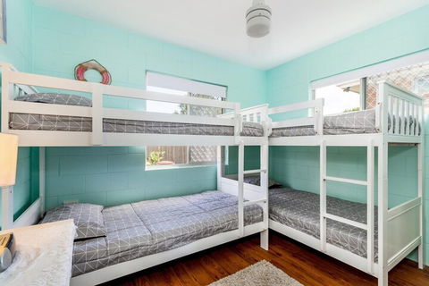 Charm & Comfort In This Ground Floor Unit With Water Views! Welsby Pde Bongaree - Maitland Accommodation 7