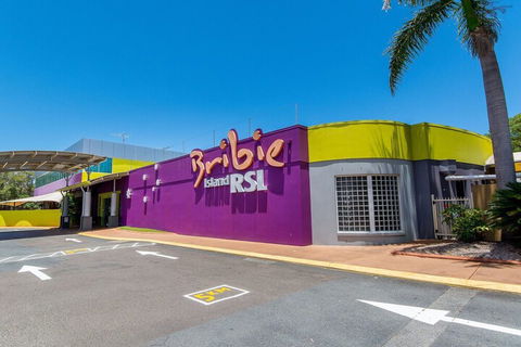 Charm & Comfort In This Ground Floor Unit With Water Views! Welsby Pde Bongaree - Maitland Accommodation 1