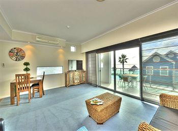 Waters Edge Luxury At Mandurah - Maitland Accommodation 4