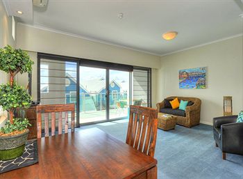 Waters Edge Luxury At Mandurah - Maitland Accommodation 3