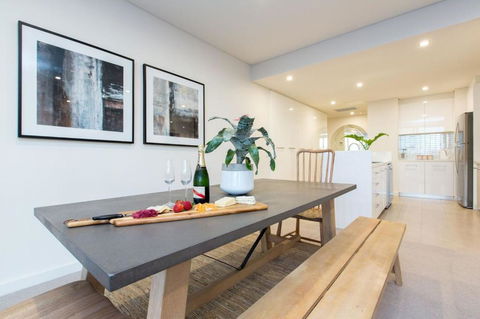 Luxury Four Bedroom Apartment - Maitland Accommodation 3