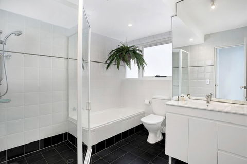 Beautiful 2 Bedroom Apartment Overlooking Manly Wharf MAN29 - Maitland Accommodation 3