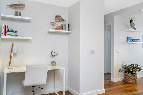 Beautiful 2 Bedroom Apartment Overlooking Manly Wharf MAN29 - Maitland Accommodation 0
