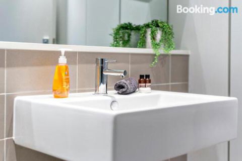 Complete Host Leopold Apartments - Maitland Accommodation 6