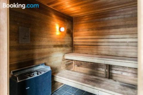 Complete Host Manhattan Apartments - Maitland Accommodation 5