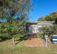 The Croft 11 Boulder Bay Rd Cosy Beach House with Aircon  only 270m to the Beach - Maitland Accommodation