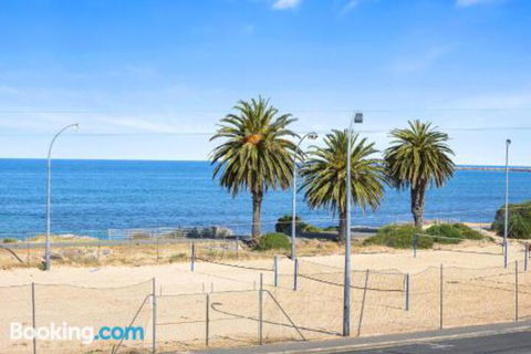 Bayline Beachfront Apartment No 4 - Maitland Accommodation 2