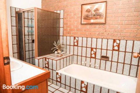 Banksia Beach House - Maitland Accommodation 4