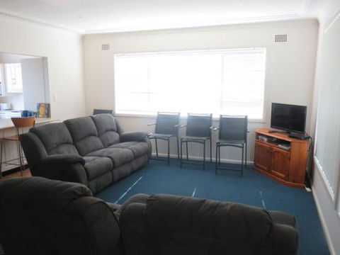 Cabenay 3 VIEWS ACROSS THE PARK - Maitland Accommodation 3