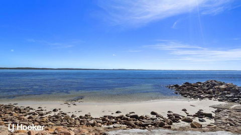 Yacaaba Beautiful Waterfront Location - Maitland Accommodation 3