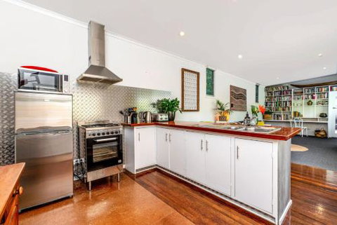 SUNSET BEACH SHACK On SURF - Maitland Accommodation 6