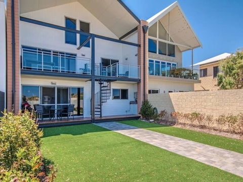 Surf & Sun In Silver Sands - Maitland Accommodation 3
