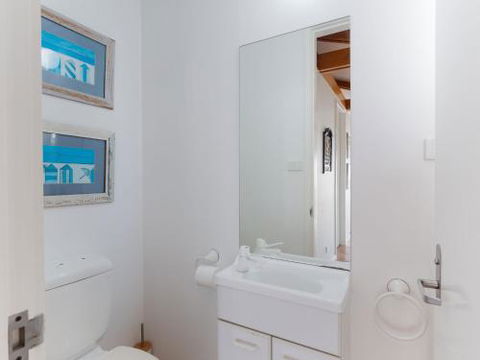 Unit 1 44 Danalene Pde Fantastic Waterfront Property With Air Con - Maitland Accommodation 4