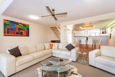 Treat Yourself To Something Special! - Maitland Accommodation 6