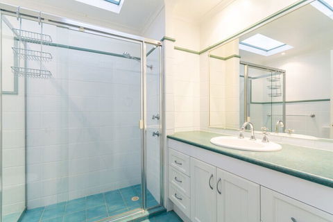 Treat Yourself To Something Special! - Maitland Accommodation 3