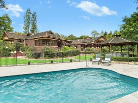 THE ELMS Berry Berry & Surrounds 4pm Check Out Sundays - Maitland Accommodation 0