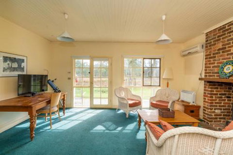 Acheron Valley Lakefront Cottages - Maitland Accommodation 6