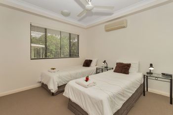 Oceansprey Beachfront Apartments - Maitland Accommodation 3
