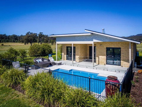 Mandalay Villas - Villa 2 - Maitland Accommodation 3