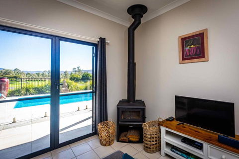 Mandalay Villas - Villa 2 - Maitland Accommodation 6